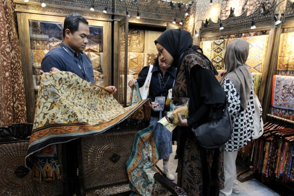 Batik Tanah Liek di Inacraft 2024