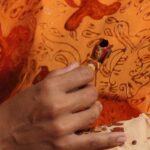 Proses pencantingan gambar motif batik