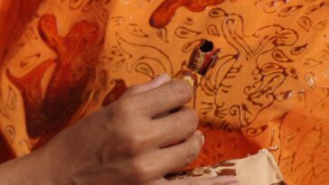 Proses pencantingan gambar motif batik