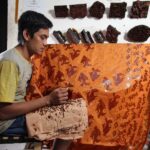 Seorang Perajin Batik Sukabumi Sedang Mencanting