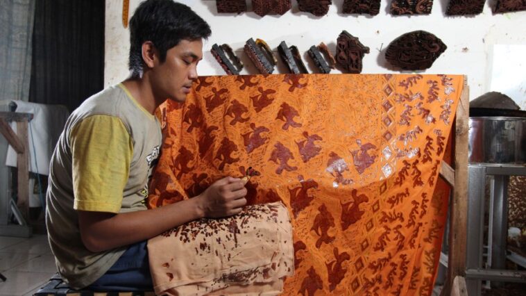 Seorang Perajin Batik Sukabumi Sedang Mencanting