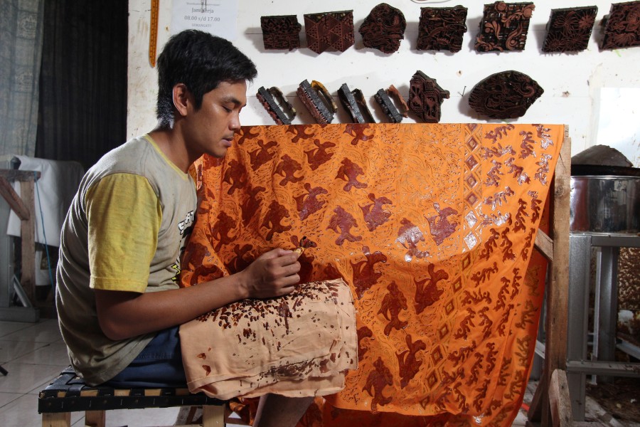 Seorang Perajin Batik Sukabumi Sedang Mencanting