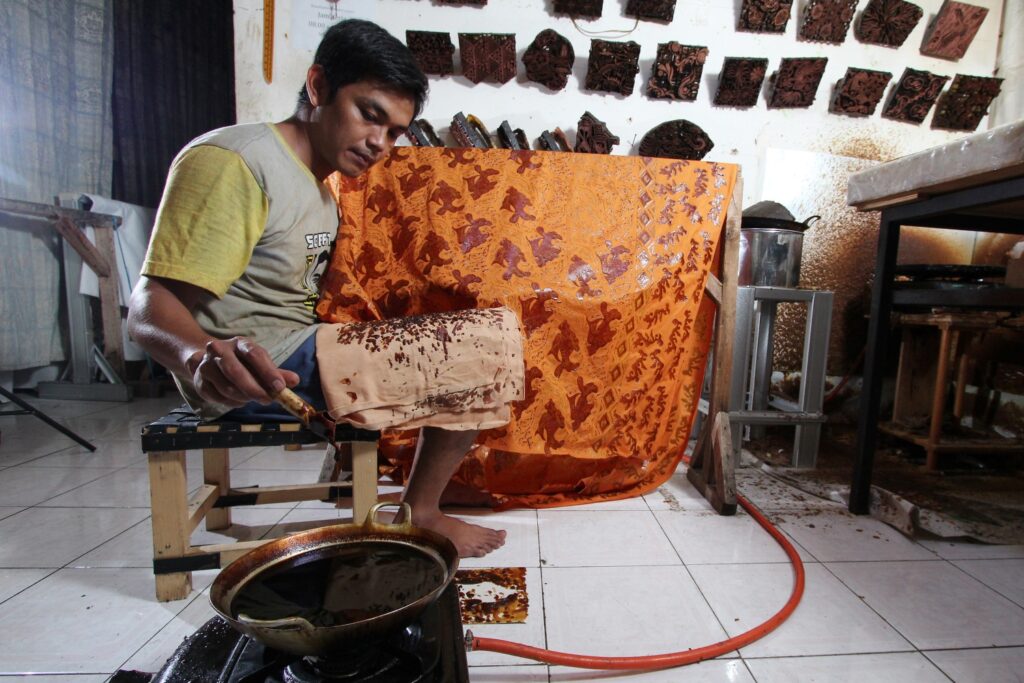 Perajin Batik Lokatmala Sedang Mencanting