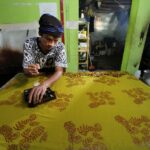 Pembatik dari Rumah Produksi Batik Lokatmala sedang membuat cap batik