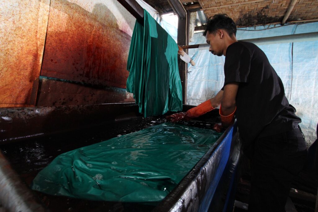 Perajin Batik Lokatmala Sedang Melakukan Pewarnaan