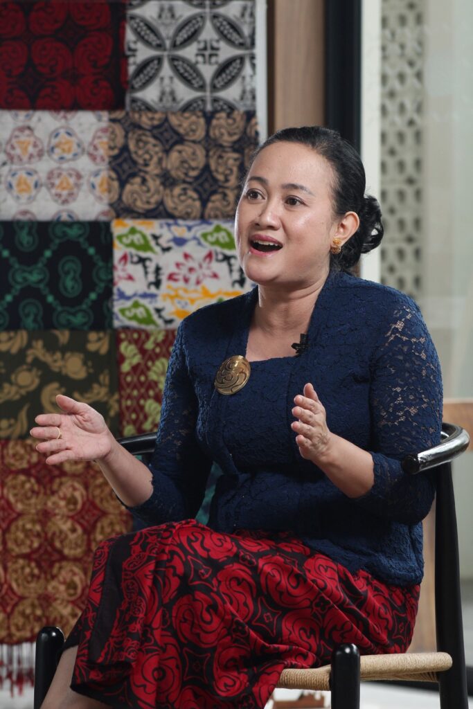 Fonna Melania Dengan Latar Motif Batik Buatannya