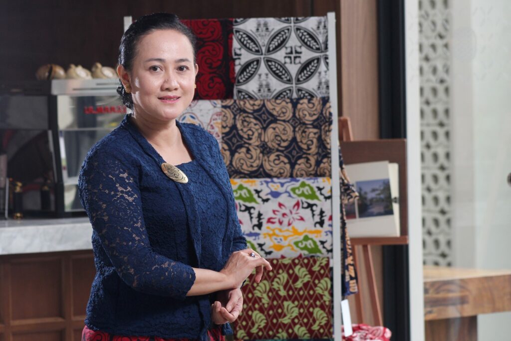 Fonna Melania Dengan Latar Motif Batik Buatannya