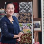 Fonna Melania Dengan Latar Motif Batik Buatannya