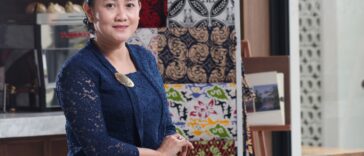 Fonna Melania Dengan Latar Motif Batik Buatannya