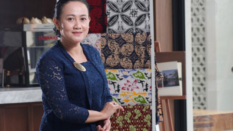 Fonna Melania Dengan Latar Motif Batik Buatannya