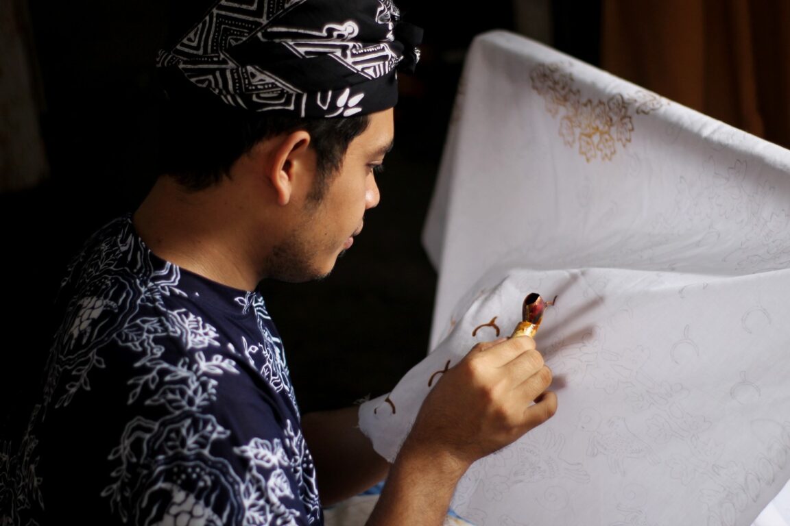 Perajin Batik Sukabumi tengah mencanting.