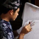 Perajin Batik Sukabumi tengah mencanting.