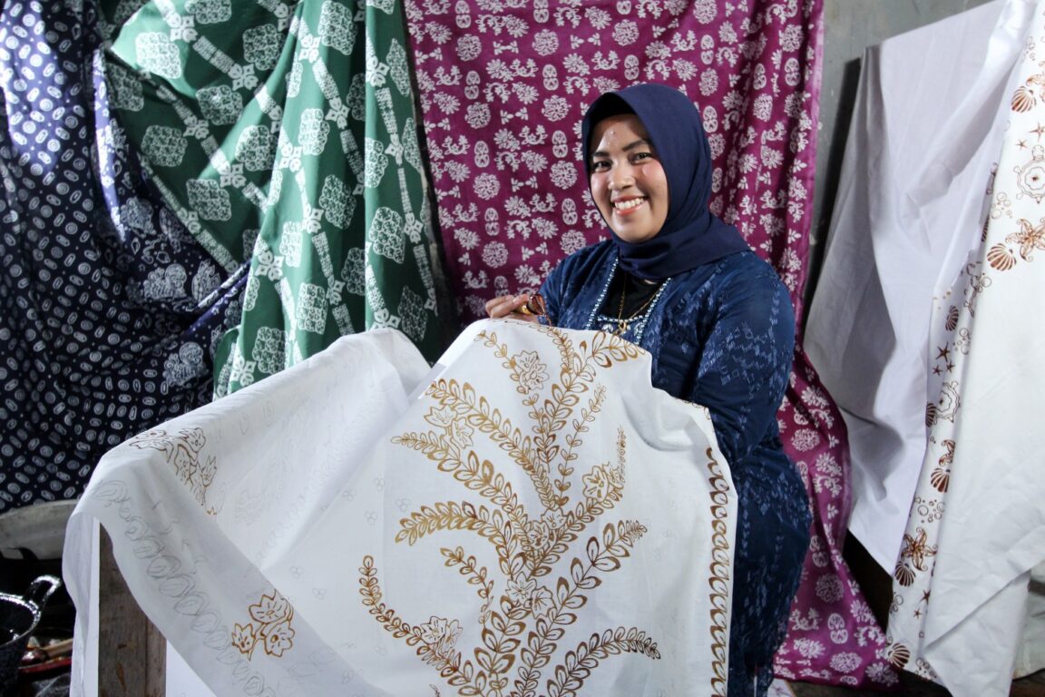 Nur Halimatusa'diah atau Diah, Pemilik Pondok Batik Sukabumi
