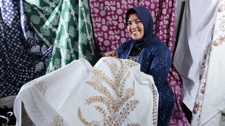 Nur Halimatusa'diah atau Diah, Pemilik Pondok Batik Sukabumi
