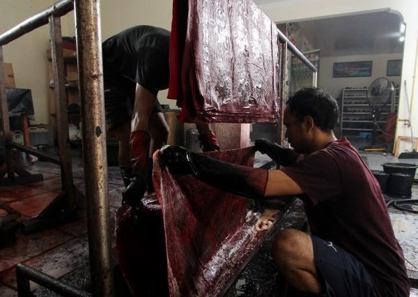 Membatik mencerminkan hierarki Maslow: dari kebutuhan dasar hingga aktualisasi diri, menjadikannya jalan hidup yang penuh makna dan kemanusiaan.