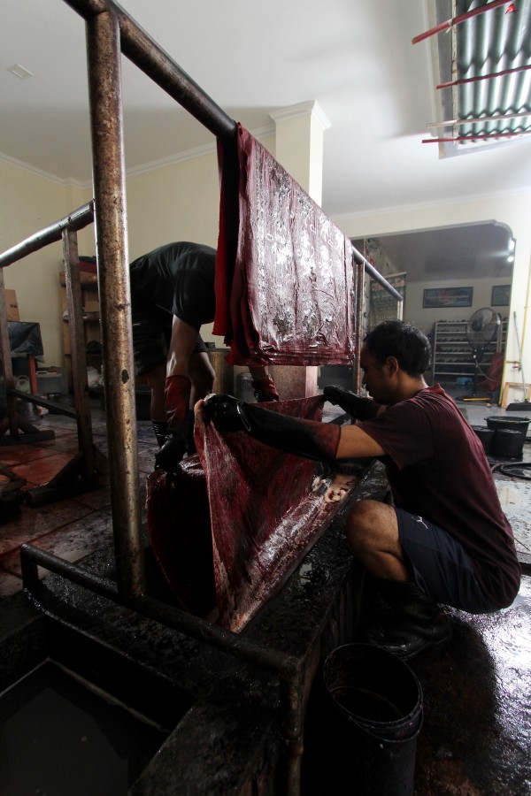 Membatik mencerminkan hierarki Maslow: dari kebutuhan dasar hingga aktualisasi diri, menjadikannya jalan hidup yang penuh makna dan kemanusiaan.