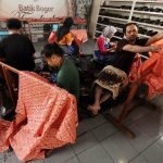 Para karyawan Bogor Batik Tradisiku