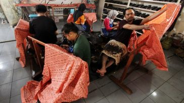 Para karyawan Bogor Batik Tradisiku