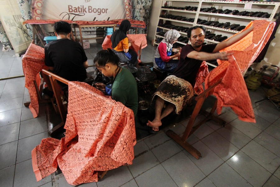Para karyawan Bogor Batik Tradisiku