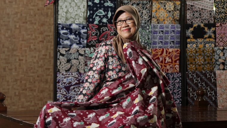 Rukoyah Pemilik Batik Bogor Tradisiku. Batik Bogor Tradisiku merupakan showroom sekaligus workshop batik di pusat Kota Bogor, terkenal sebagai pionir tradisi batik di Kota Bogor.