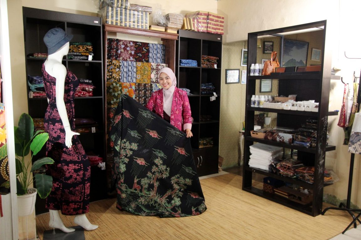 Dina Ayu Widiatuti Pemilik Batik Bogor Pancawati
