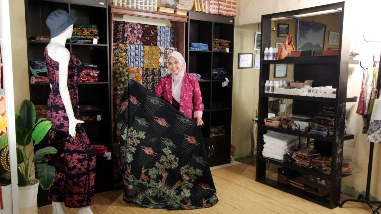 Dina Ayu Widiatuti Pemilik Batik Bogor Pancawati