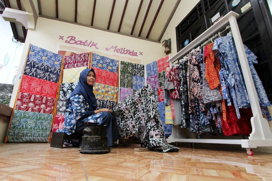 Showroom di teras rumah Batik Bogor Melinda