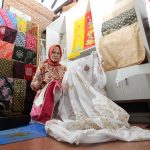 Gumi Indang Siswati, pembatik asal Cibuluh Bogor, Jawa Barat, mengorientasikan karya-karya batiknya dengan teknik warlami.