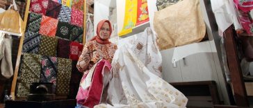 Gumi Indang Siswati, pembatik asal Cibuluh Bogor, Jawa Barat, mengorientasikan karya-karya batiknya dengan teknik warlami.