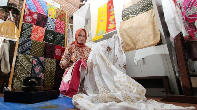 Gumi Indang Siswati, pembatik asal Cibuluh Bogor, Jawa Barat, mengorientasikan karya-karya batiknya dengan teknik warlami.