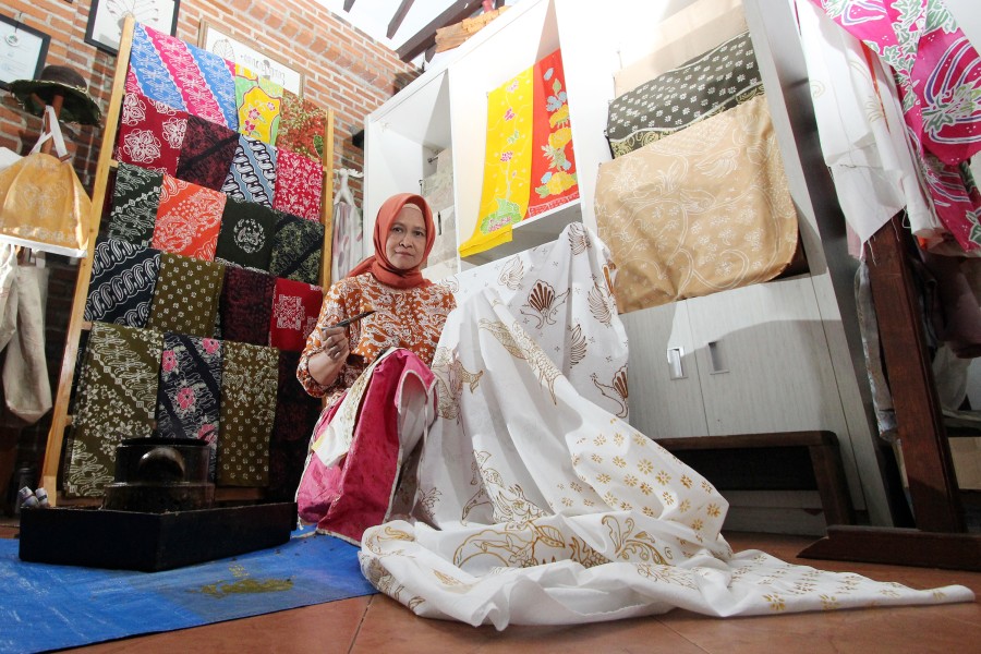 Gumi Indang Siswati, pembatik asal Cibuluh Bogor, Jawa Barat, mengorientasikan karya-karya batiknya dengan teknik warlami.