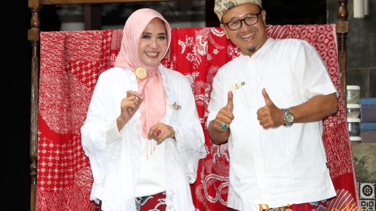 Komarudin Kudiya and his wife