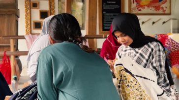 Aktivitas pembatikan di Banyu Sabrang Batik, salah satu workshop di Sentra Batik Lendah