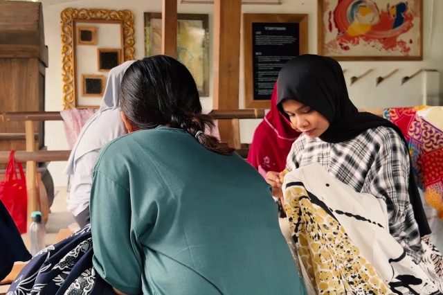 Aktivitas pembatikan di Banyu Sabrang Batik, salah satu workshop di Sentra Batik Lendah
