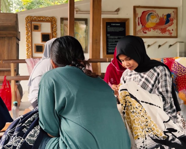 Aktivitas pembatikan di Banyu Sabrang Batik, salah satu workshop di Sentra Batik Lendah