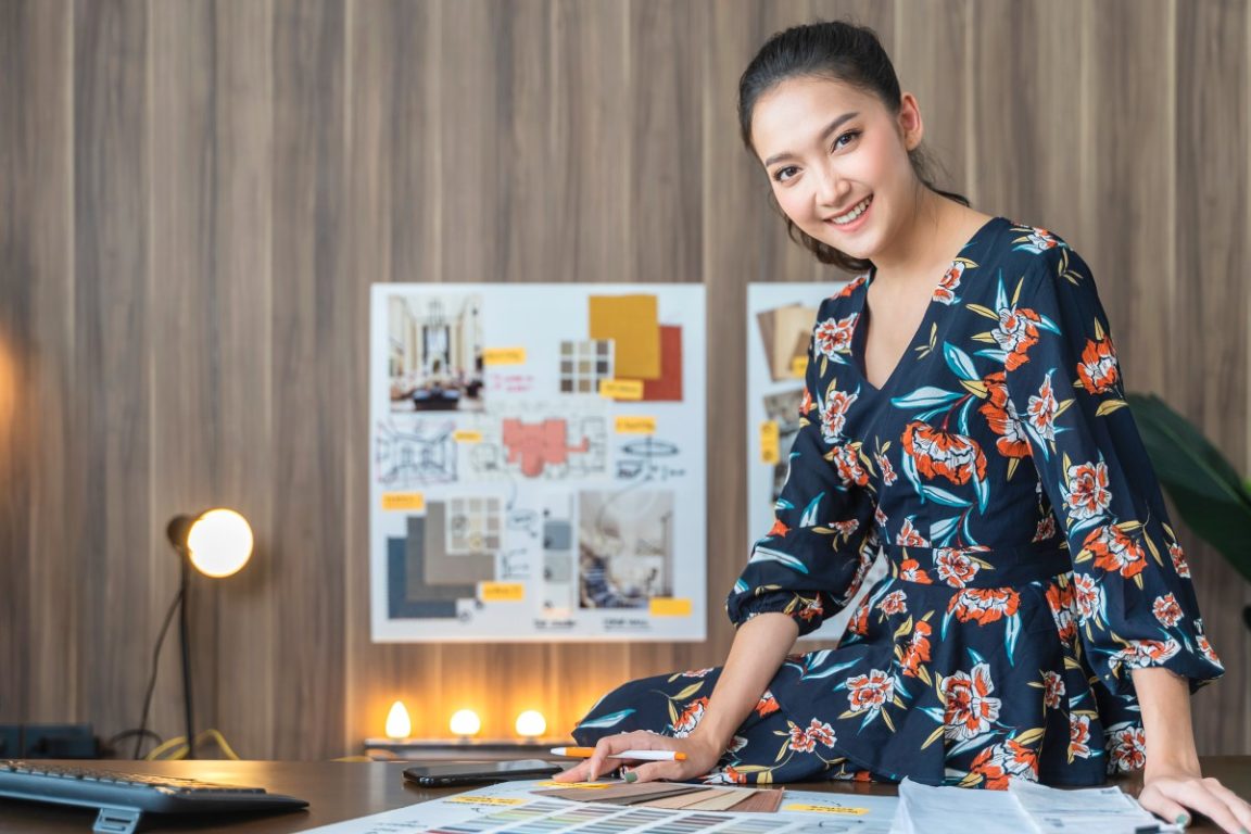 Ilustrasi seorang desainer grafis mengenakan motif batik fractal