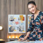 Ilustrasi seorang desainer grafis mengenakan motif batik fractal