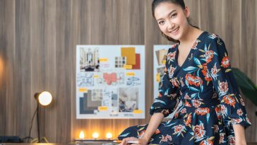 Ilustrasi seorang desainer grafis mengenakan motif batik fractal