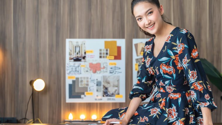 Ilustrasi seorang desainer grafis mengenakan motif batik fractal