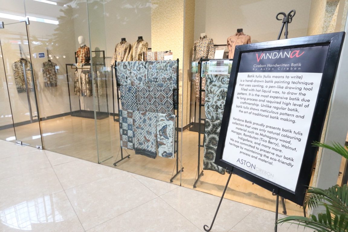 BATIK CIWARINGIN CIREBONAN DI LOBI ASTON CIREBON