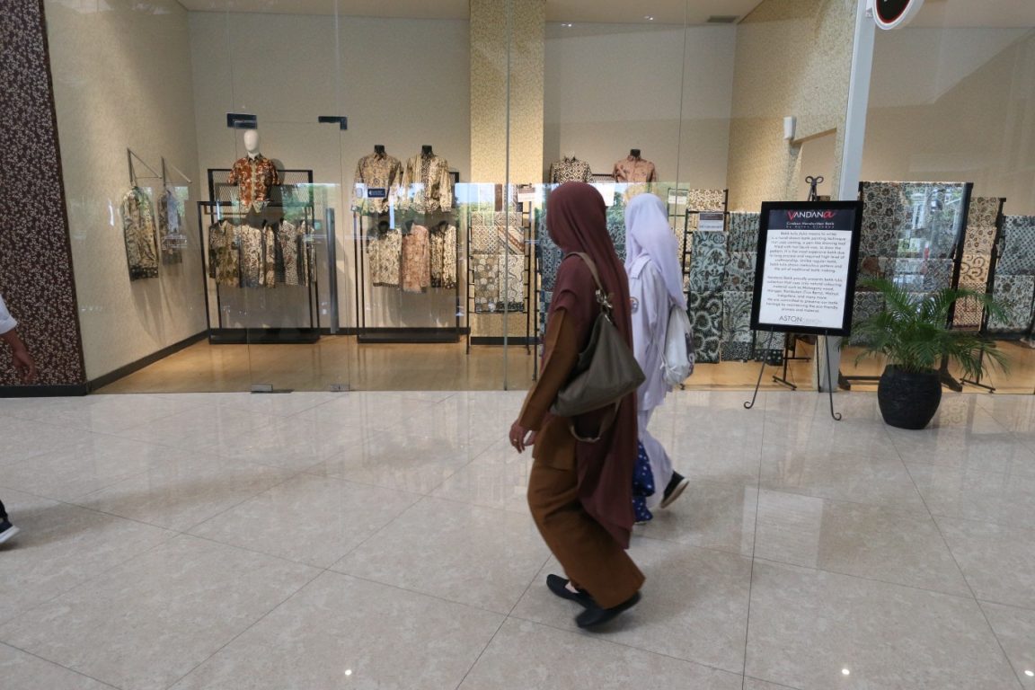 BATIK CIWARINGIN CIREBONAN DI LOBI ASTON CIREBON