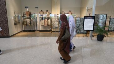 BATIK CIWARINGIN CIREBONAN DI LOBI ASTON CIREBON