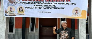 Komarudin Kudiya menjadi mentor batik di Kabupaten Fakfak