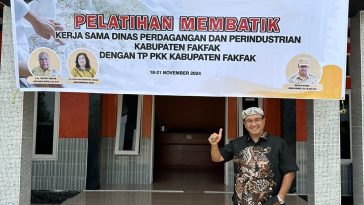 Komarudin Kudiya menjadi mentor batik di Kabupaten Fakfak