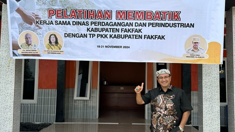 Komarudin Kudiya menjadi mentor batik di Kabupaten Fakfak
