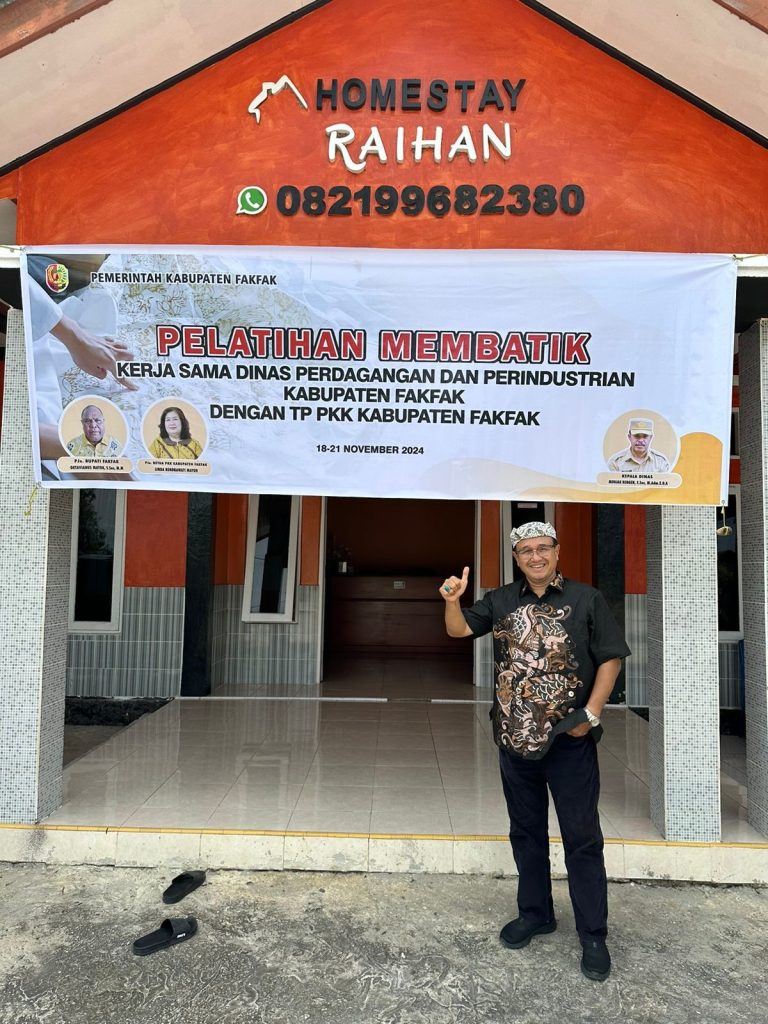 Komarudin Kudiya menjadi mentor batik di Kabupaten Fakfak