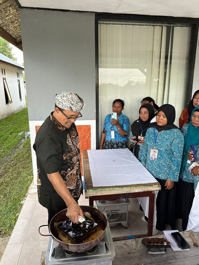 Komarudin Kudiya sedang melatih teknik cap batik
