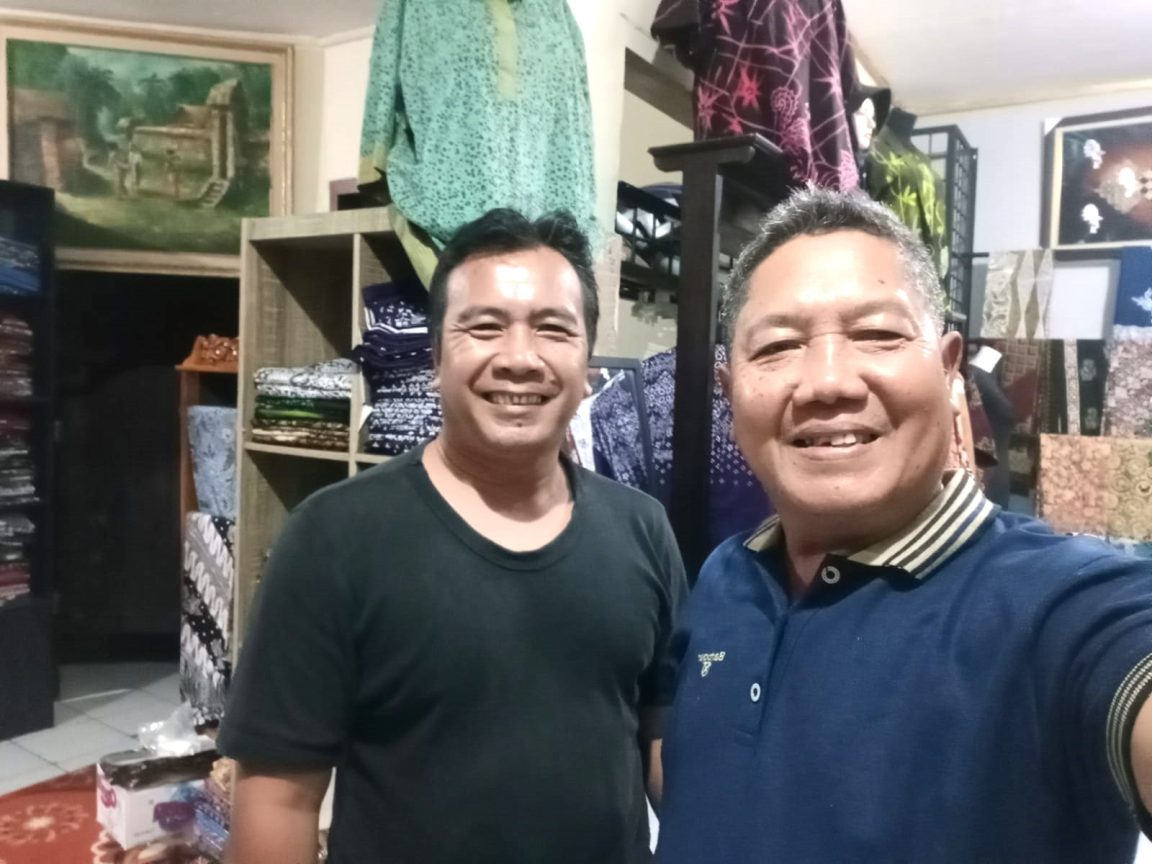 Di Banyuwangi, ia membuat brand usahanya, Godho Batik Banyuwangi. Keahliannya sebagai seniman lukis tercurah di batik buatannya.