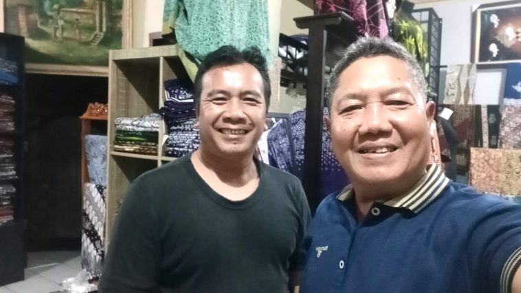 Di Banyuwangi, ia membuat brand usahanya, Godho Batik Banyuwangi. Keahliannya sebagai seniman lukis tercurah di batik buatannya.