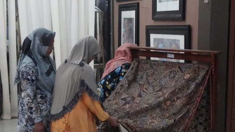 Batik Rifa’iyah Batang raih status WBTb pada 7 Oktober 2025. Motif santri Rifaiyah, kini bangkit dengan edukasi & produksi.